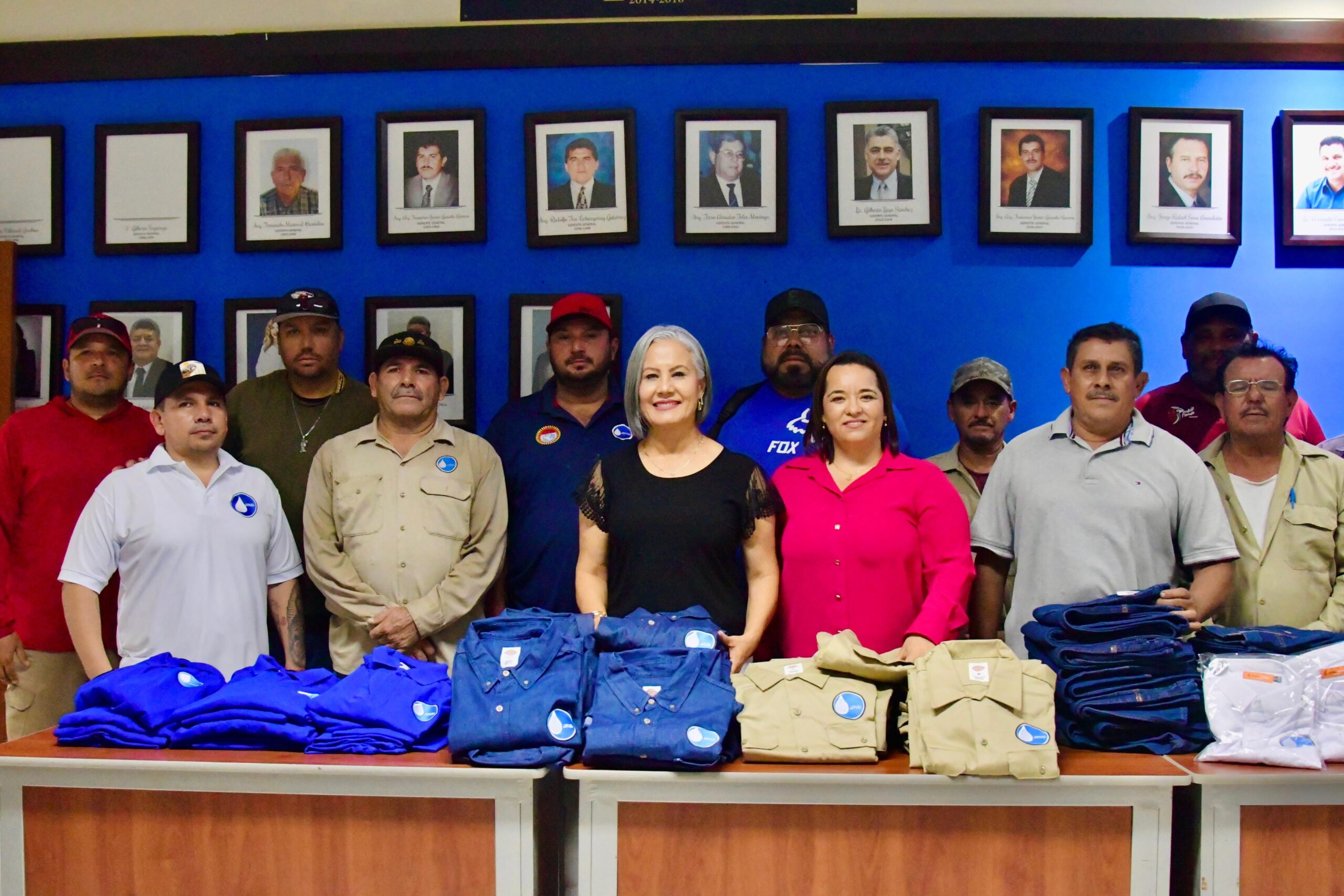 Lupita López Gonzales entrega uniformes a personal de Japasa