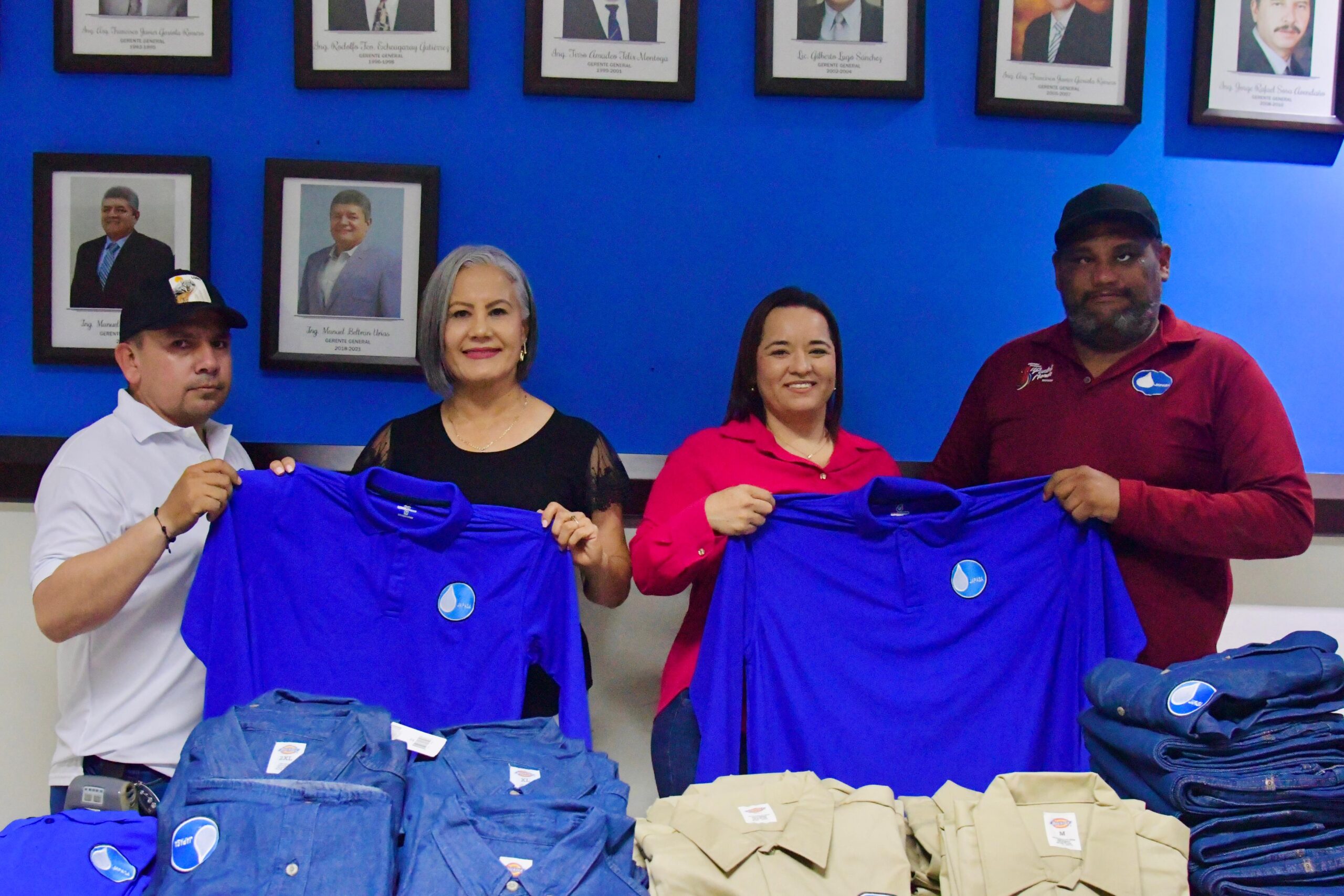 Lupita López Gonzales entrega uniformes a personal de Japasa