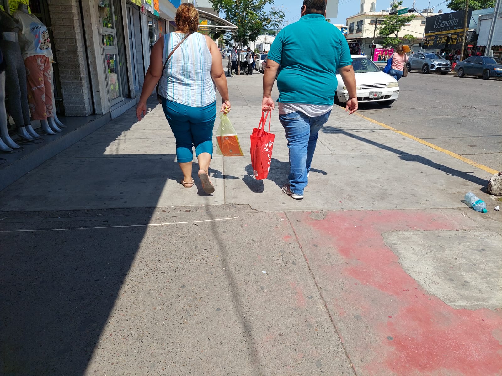 madres de familia surtiendo de materiales escolares