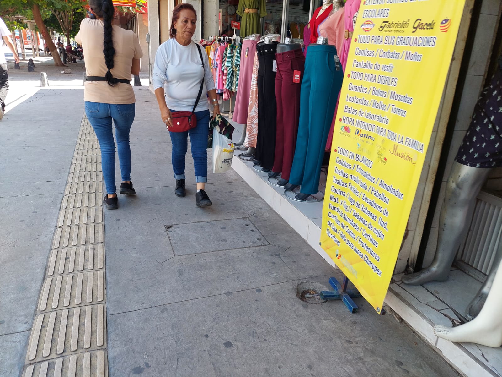 madres de familia surtiendo de materiales escolares