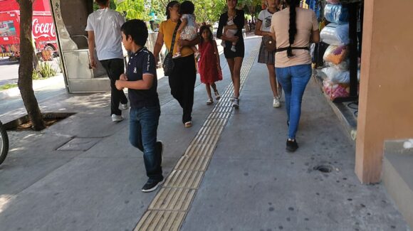 Regreso a clases deja vacíos los bolsillos de madres de familia, ¿cuánto gastan para surtir listas escolares?