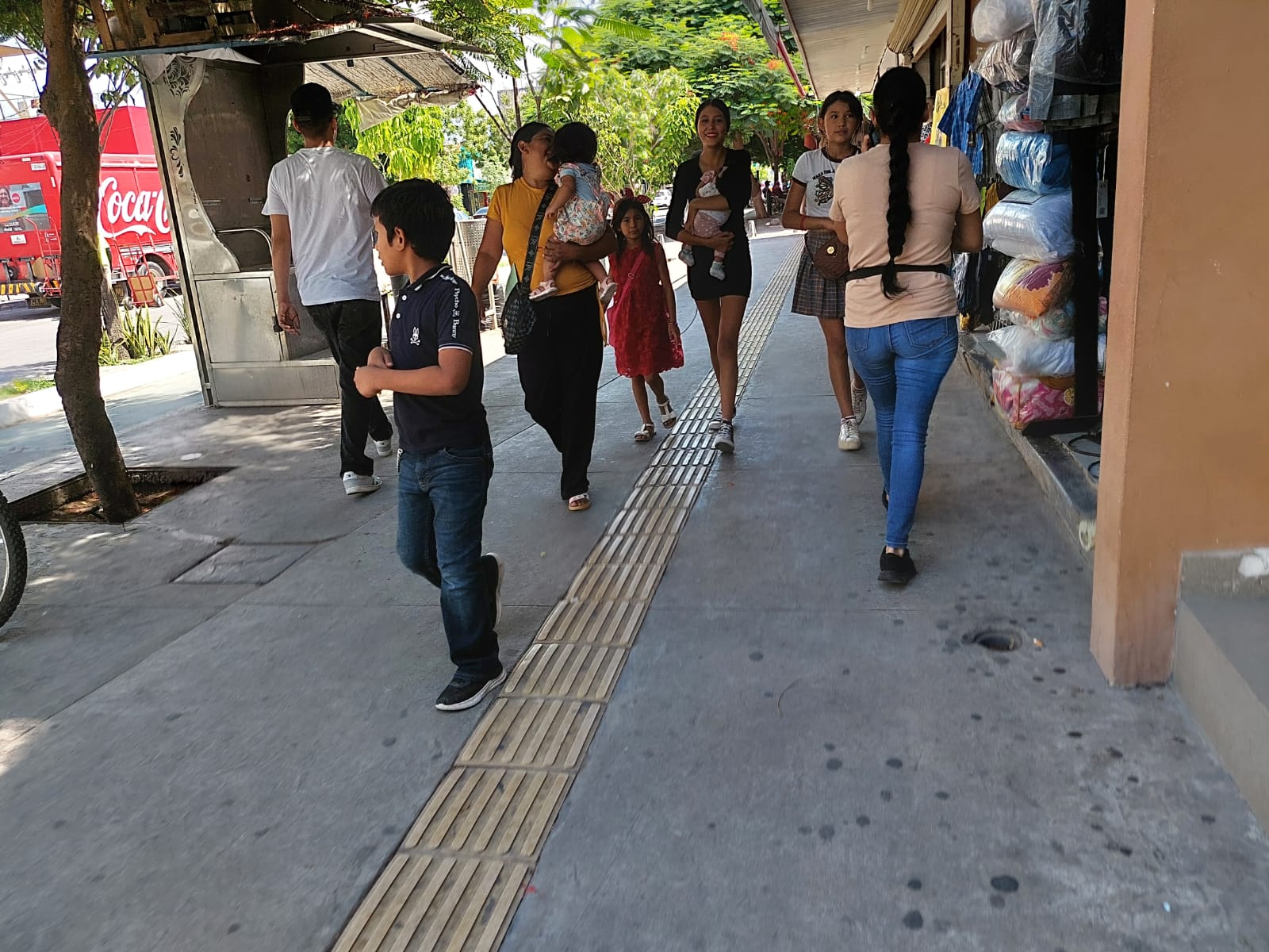 madres de familia surtiendo de materiales escolares