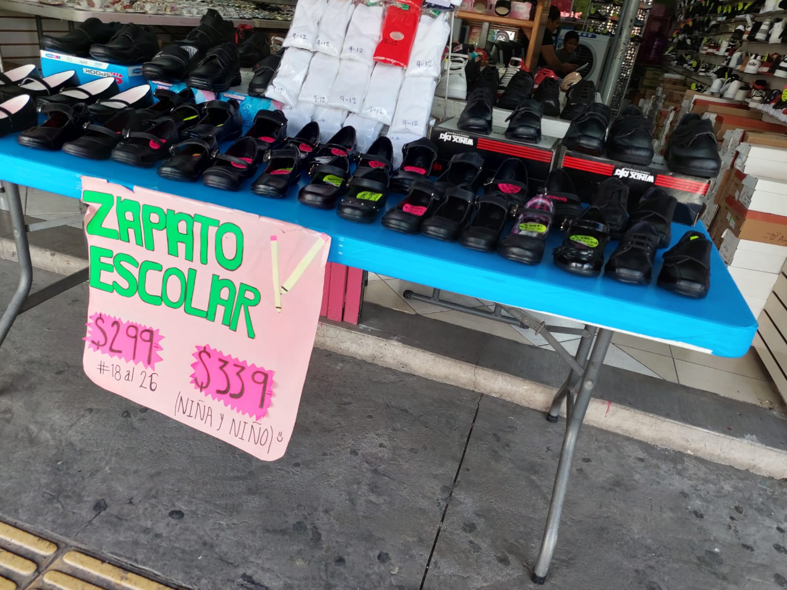 madres de familia surtiendo de materiales escolares