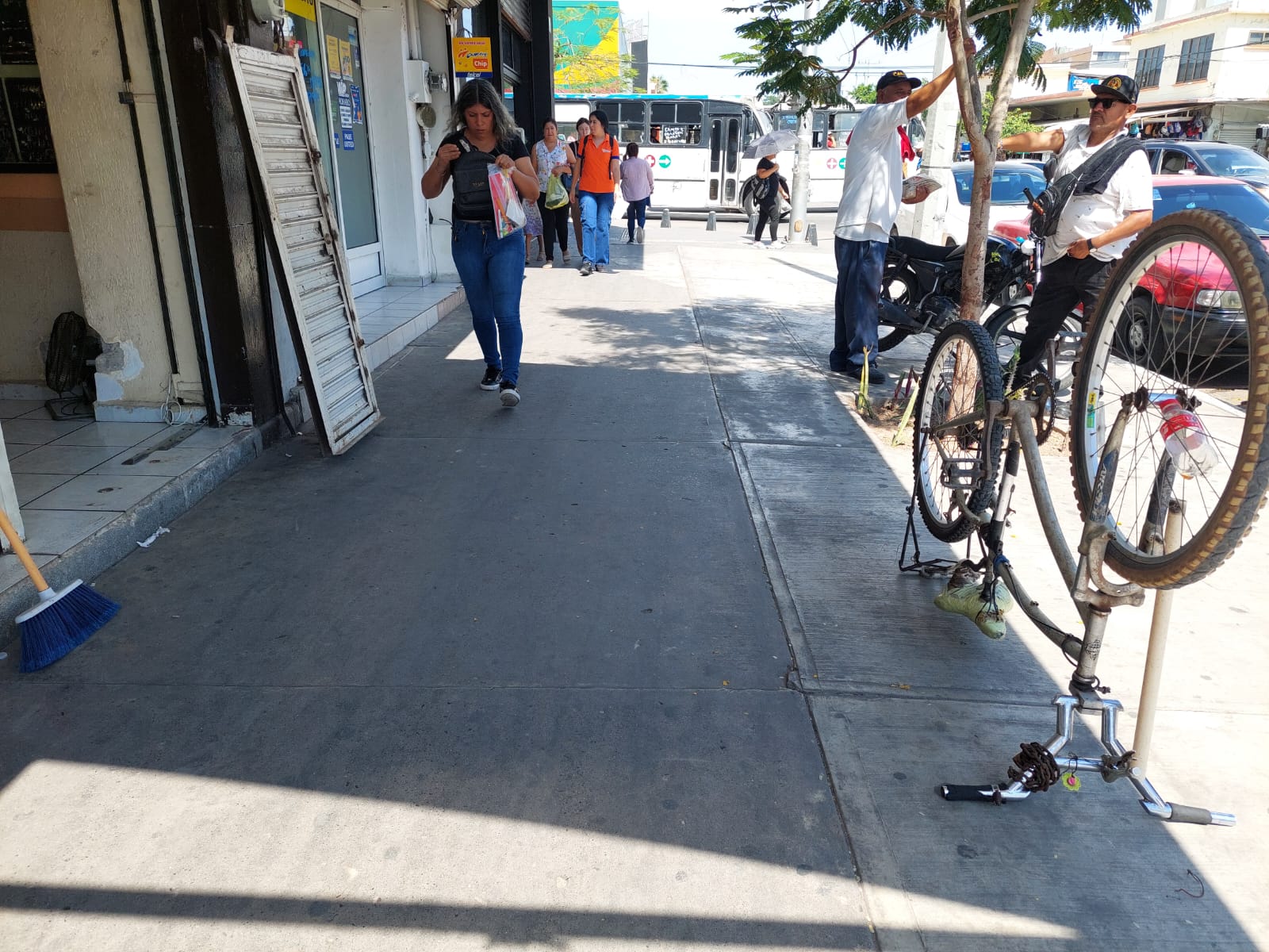 madres de familia surtiendo de materiales escolares