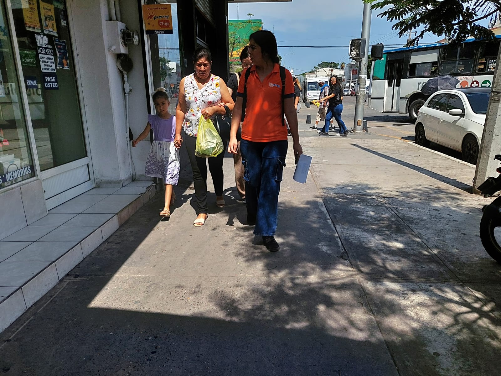 madres de familia surtiendo de materiales escolares