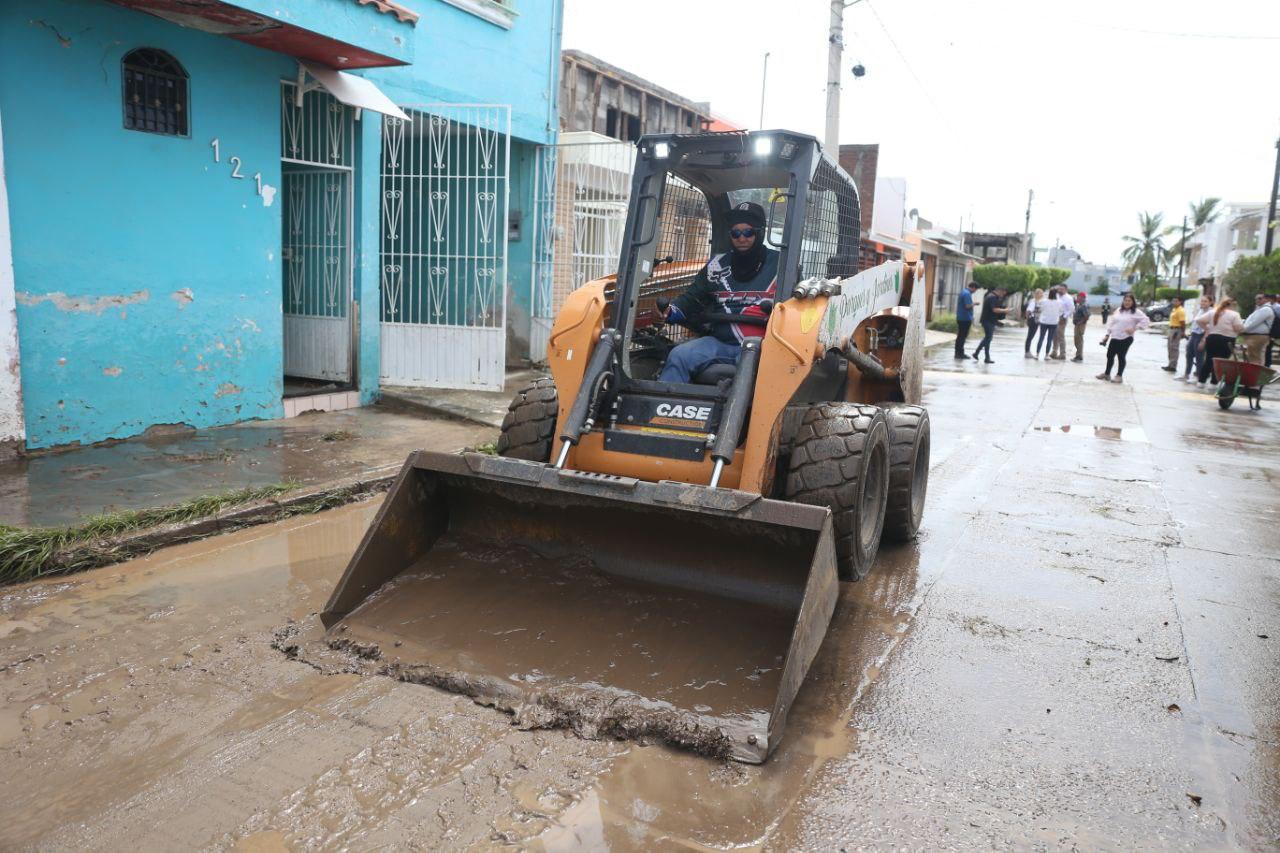 Máquina realiza limpieza de calles tras lluvias