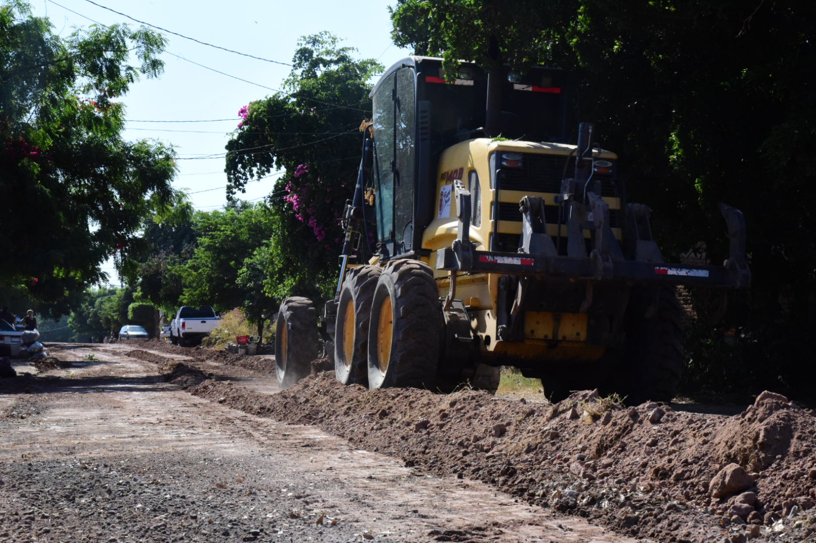 máquina raspando calle