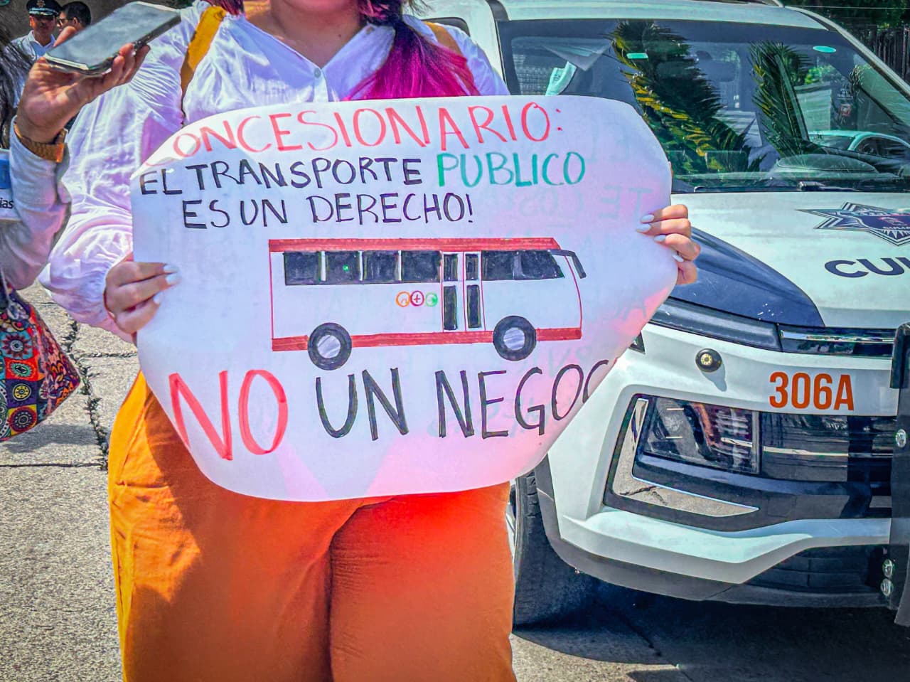 Pancarta donde se lee: Concesionario, el transporte público es un derecho, no un negocio