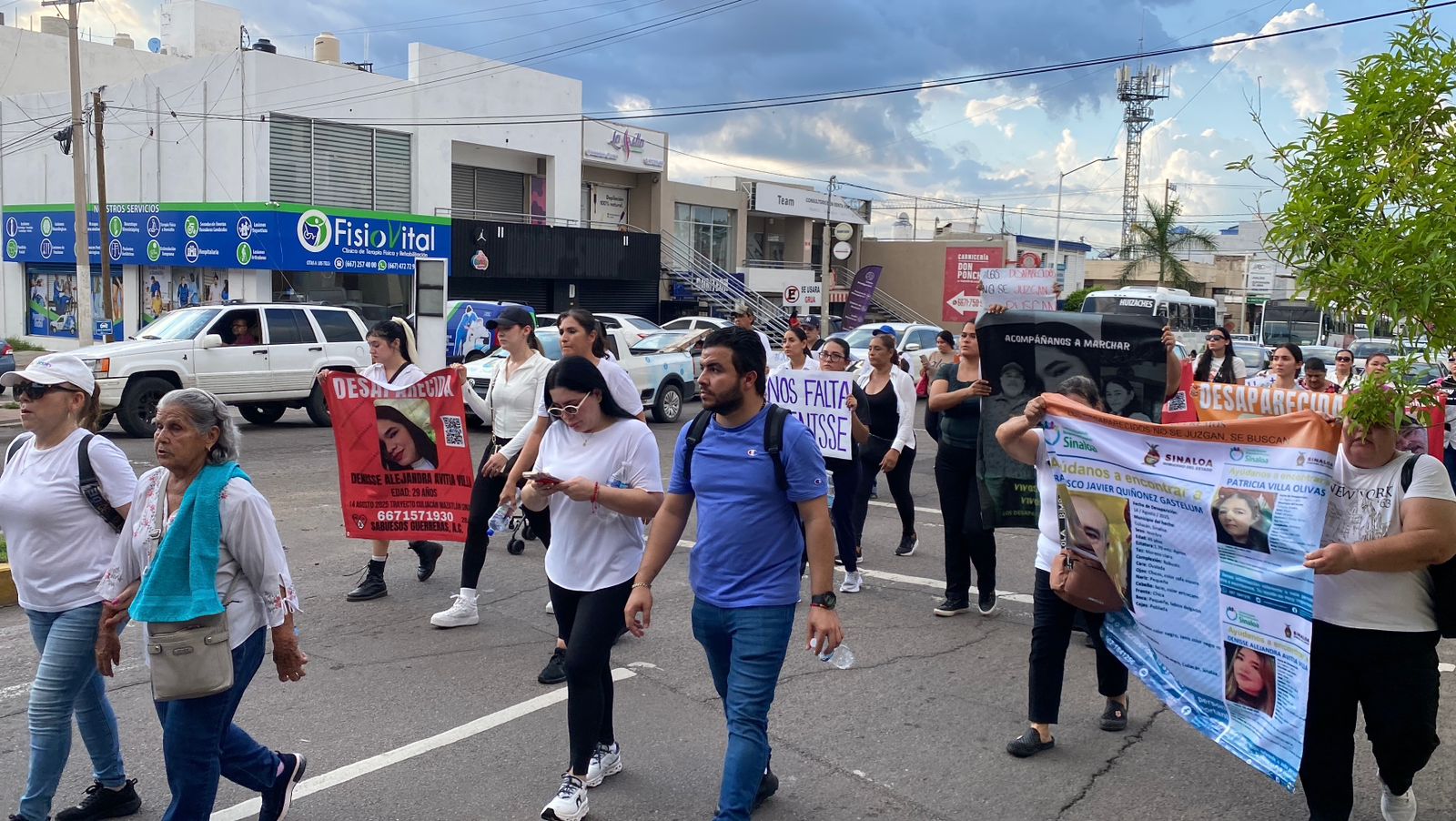 Marcha por desaparición de una familia en la carretera Mazatlán-Culiacán