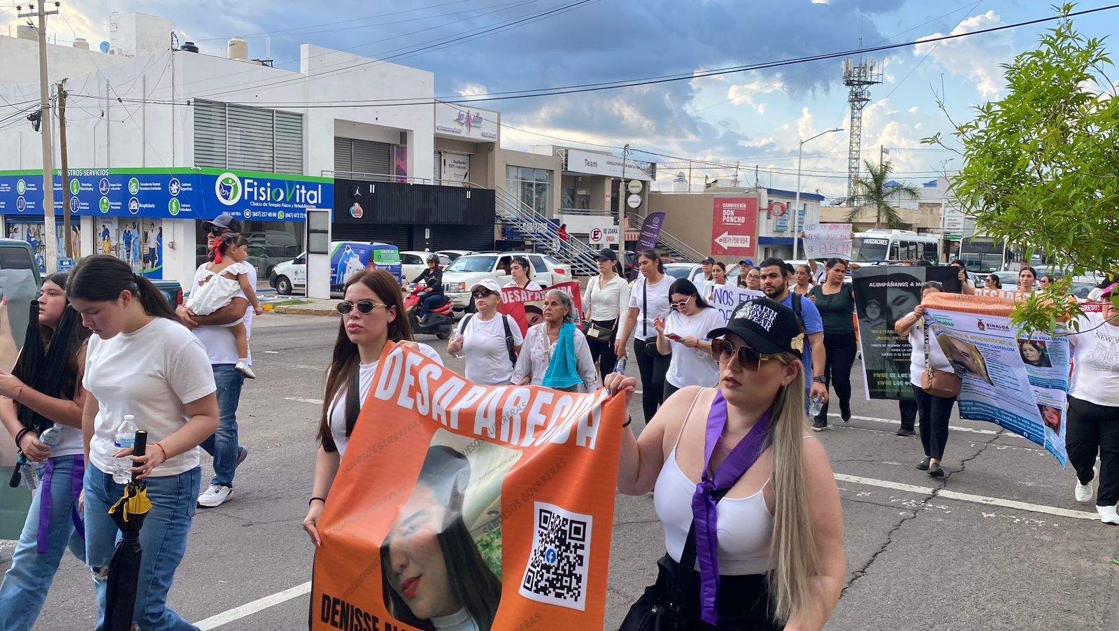 Marcha por desaparición de una familia en la carretera Mazatlán-Culiacán