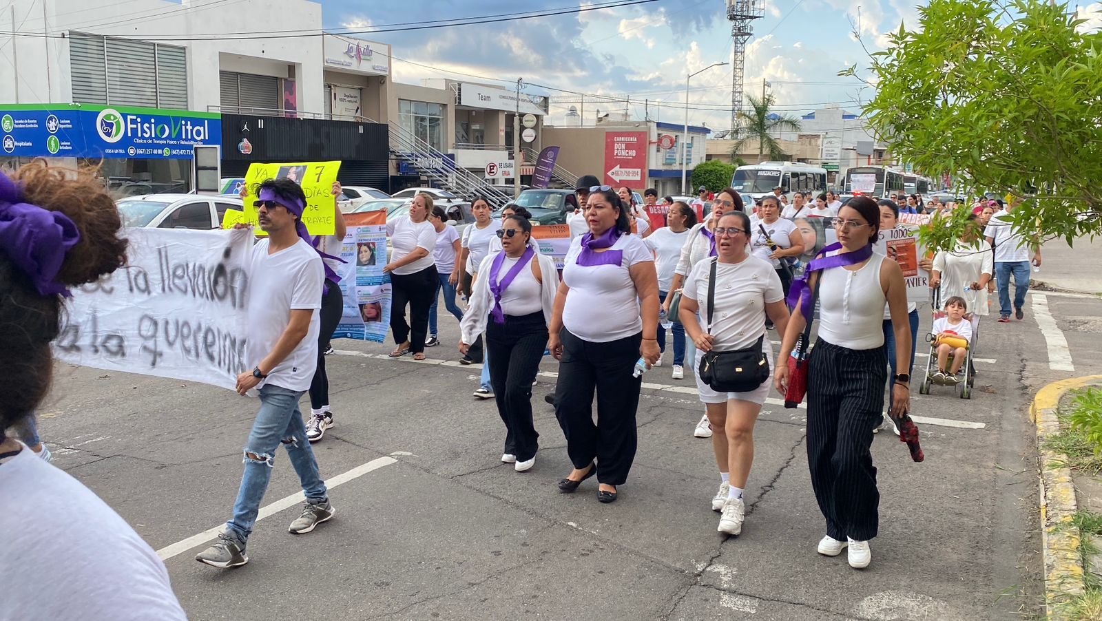 Marcha por desaparición de una familia en la carretera Mazatlán-Culiacán