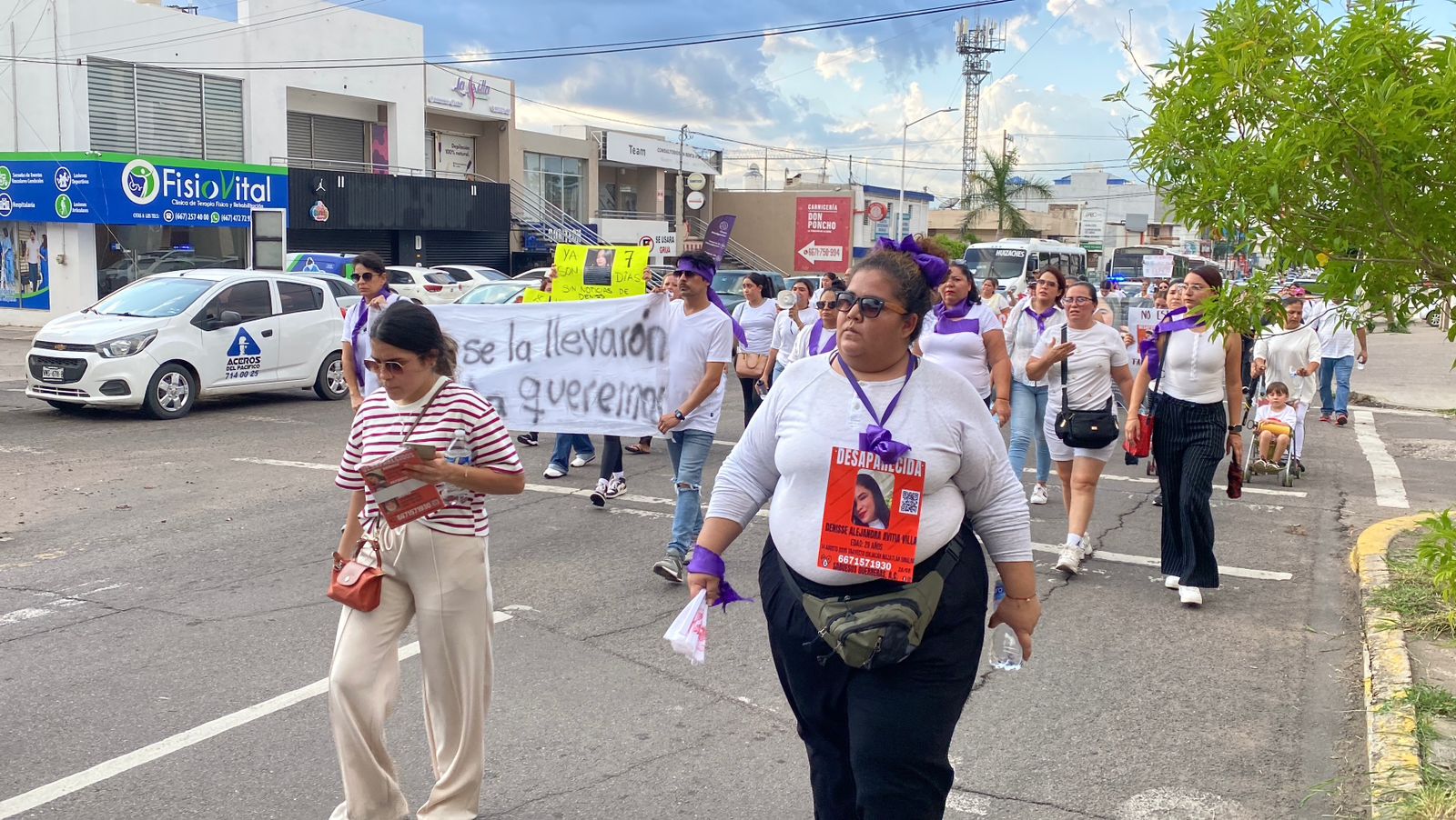 Marcha por desaparición de una familia en la carretera Mazatlán-Culiacán