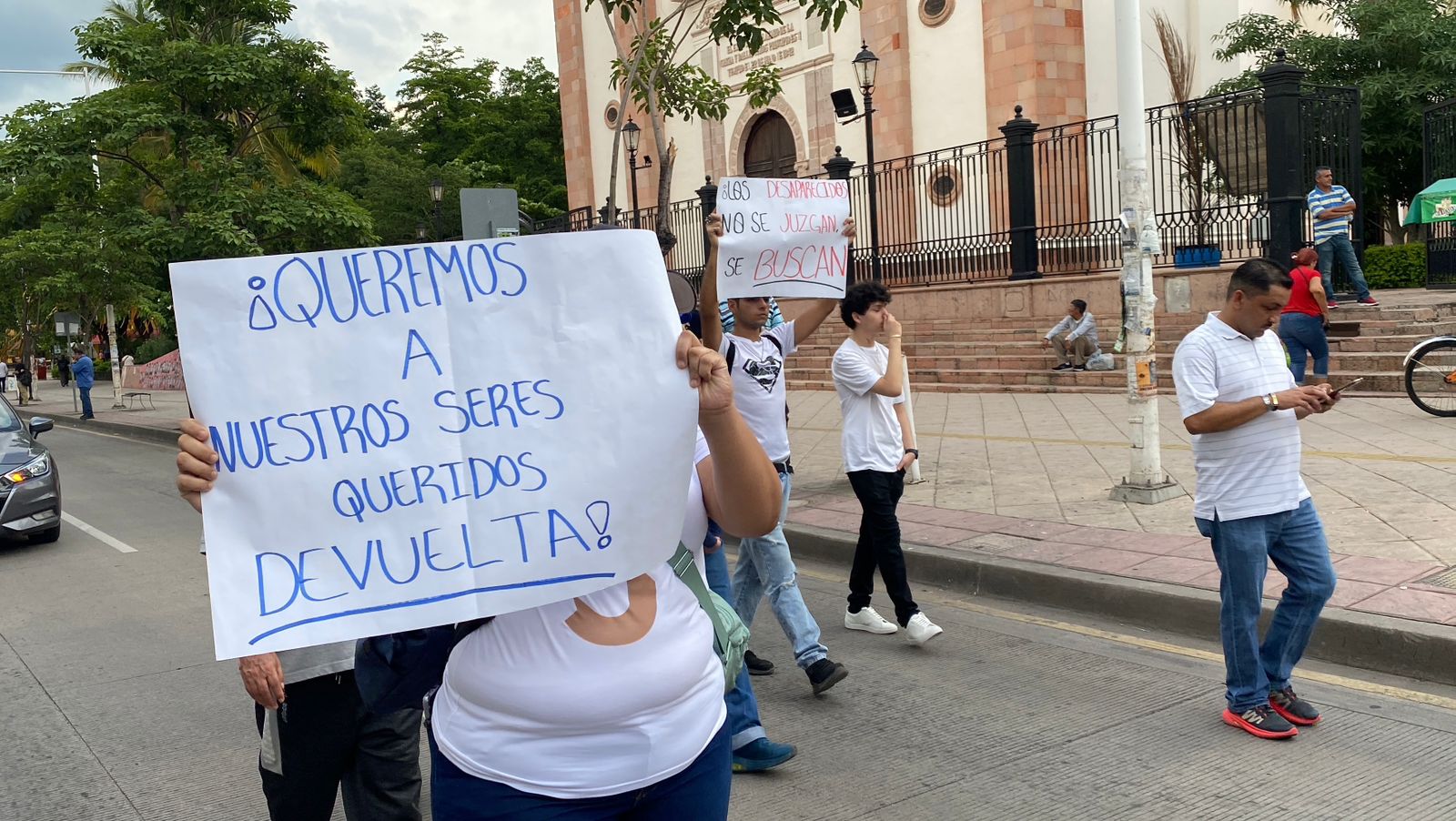 Pancarta donde se lee: ¡Queremos a nuestros seres queridos de vuelta!