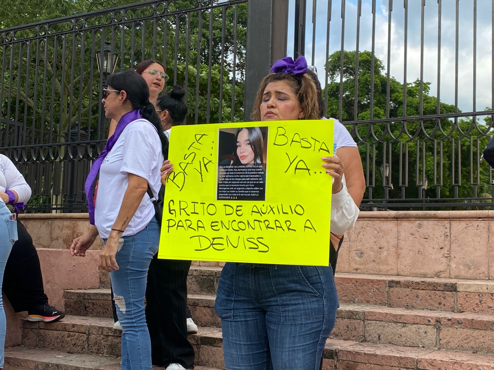 Cartulina donde se lee: Vasta ya, vasta ya, grito de auxilio para encontrar a Deniss
