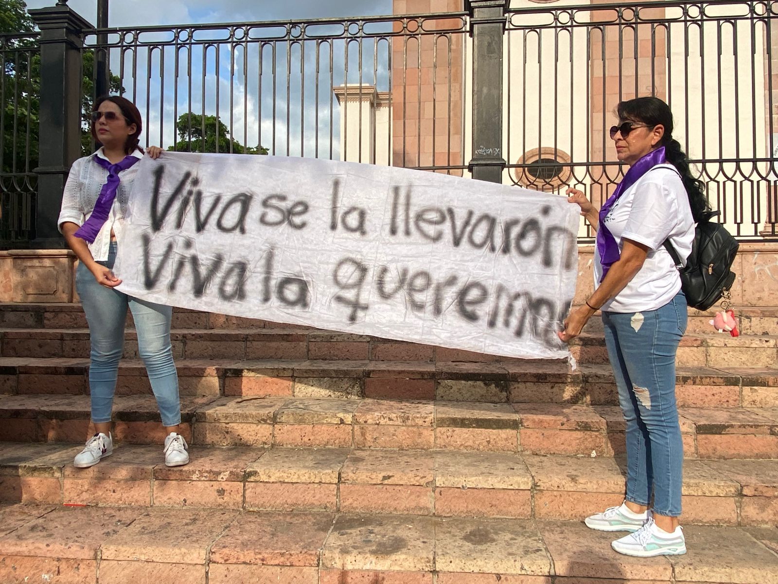 Pancarta donde se lee: Viva se la llevaron, viva la queremos