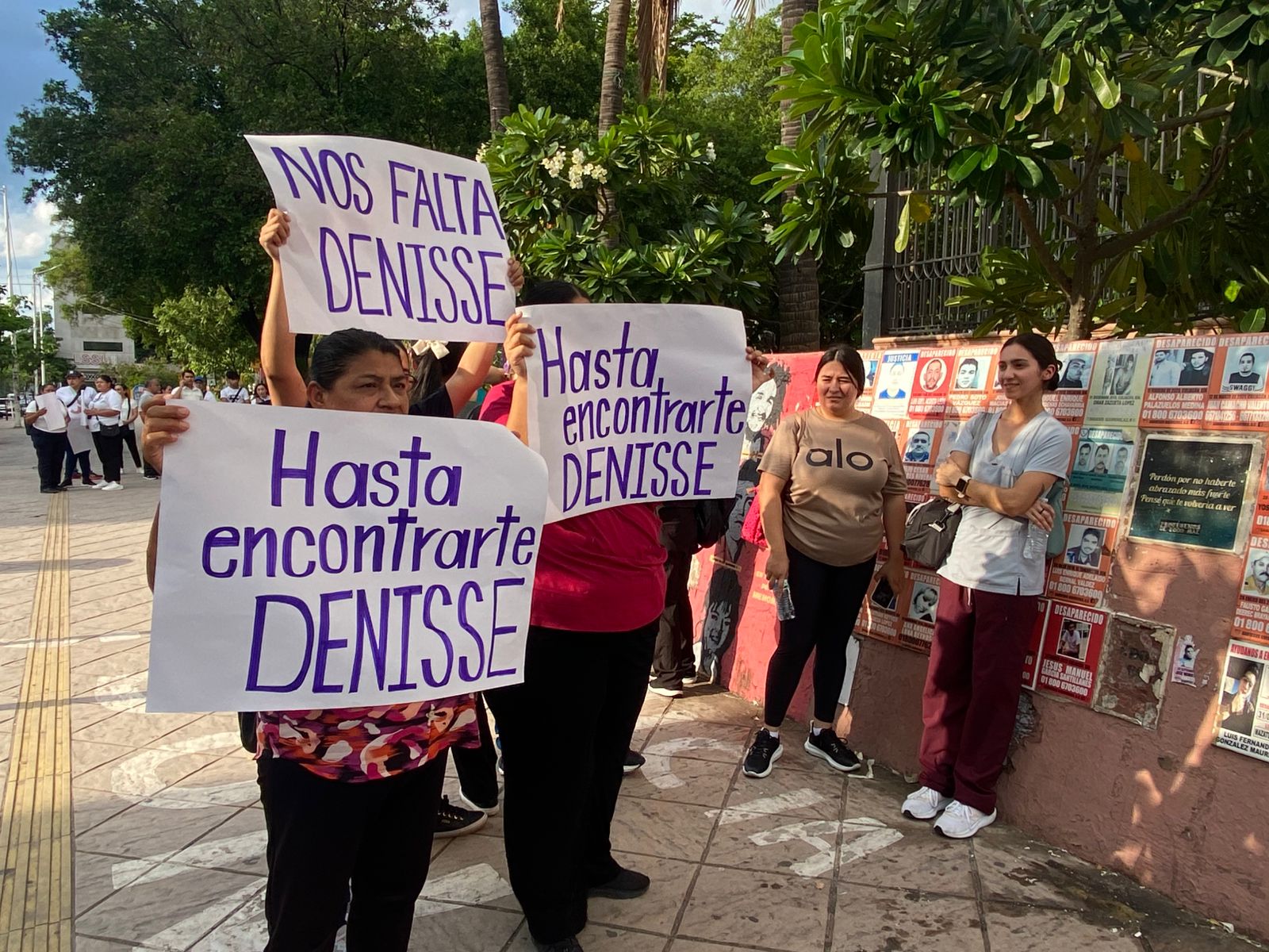 Personas sostienen cartulinas donde se lee: Nos falta Deniss – Hasta encontrarte Denisse