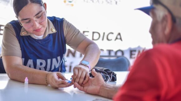 Brigada médica de Marina, Salud Municipal y Jurisdicción Sanitaria llega a El Huitussito en Guasave