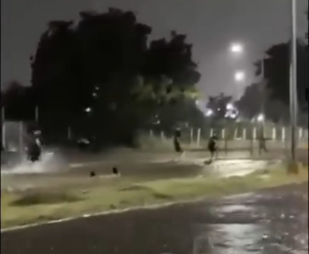 Menores son arrastradas por la corriente de un canal en Mazatlán