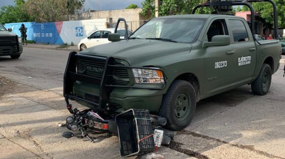 Militares se pasan un alto y arrollan a motociclista en Culiacán