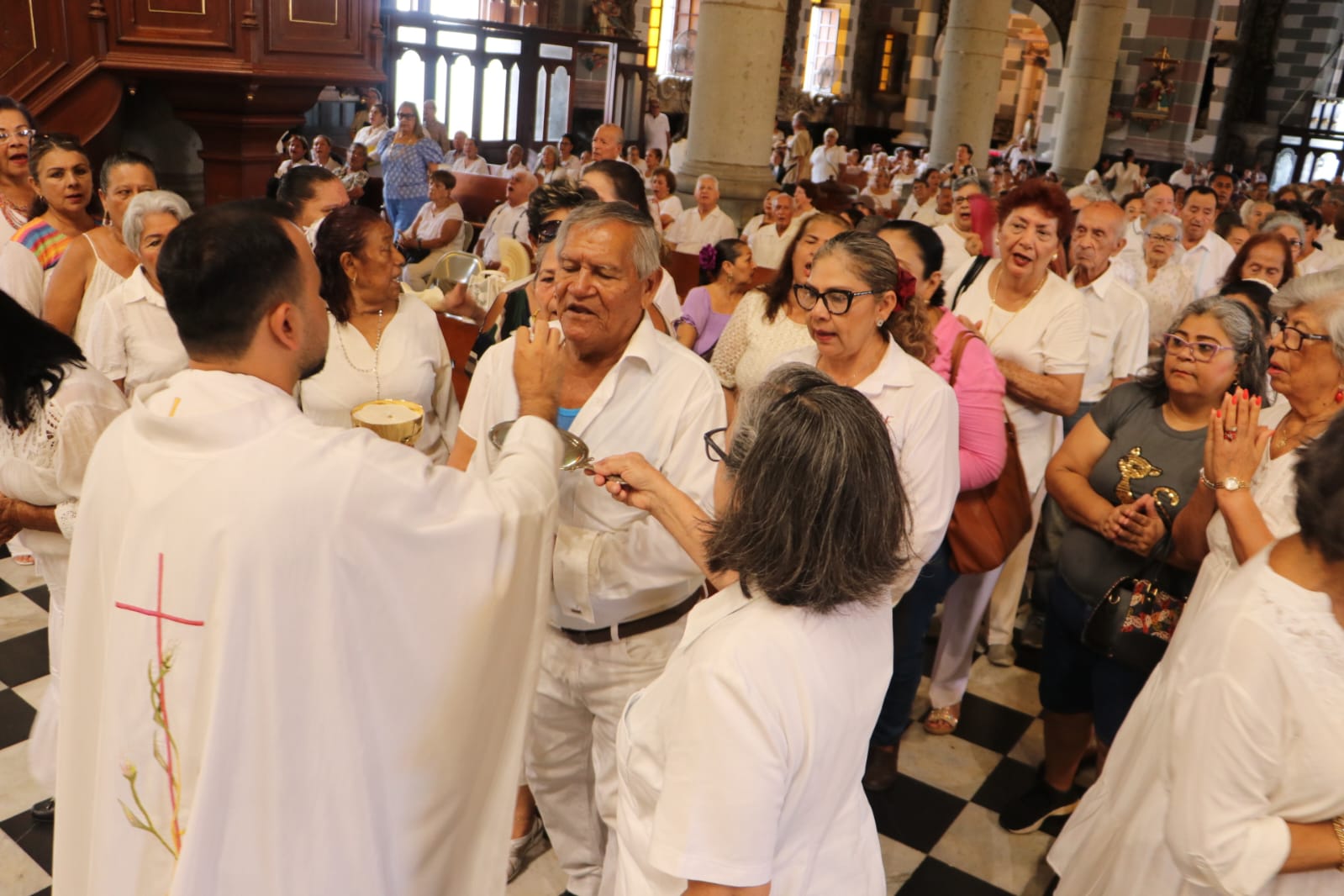 Adultos mayores celebran el Día de los Abuelos con misa en la Catedral de Mazatlán