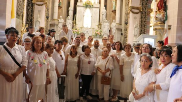 Adultos mayores celebran el Día de las y los Abuelos con emotivo encuentro en la Catedral de Mazatlán