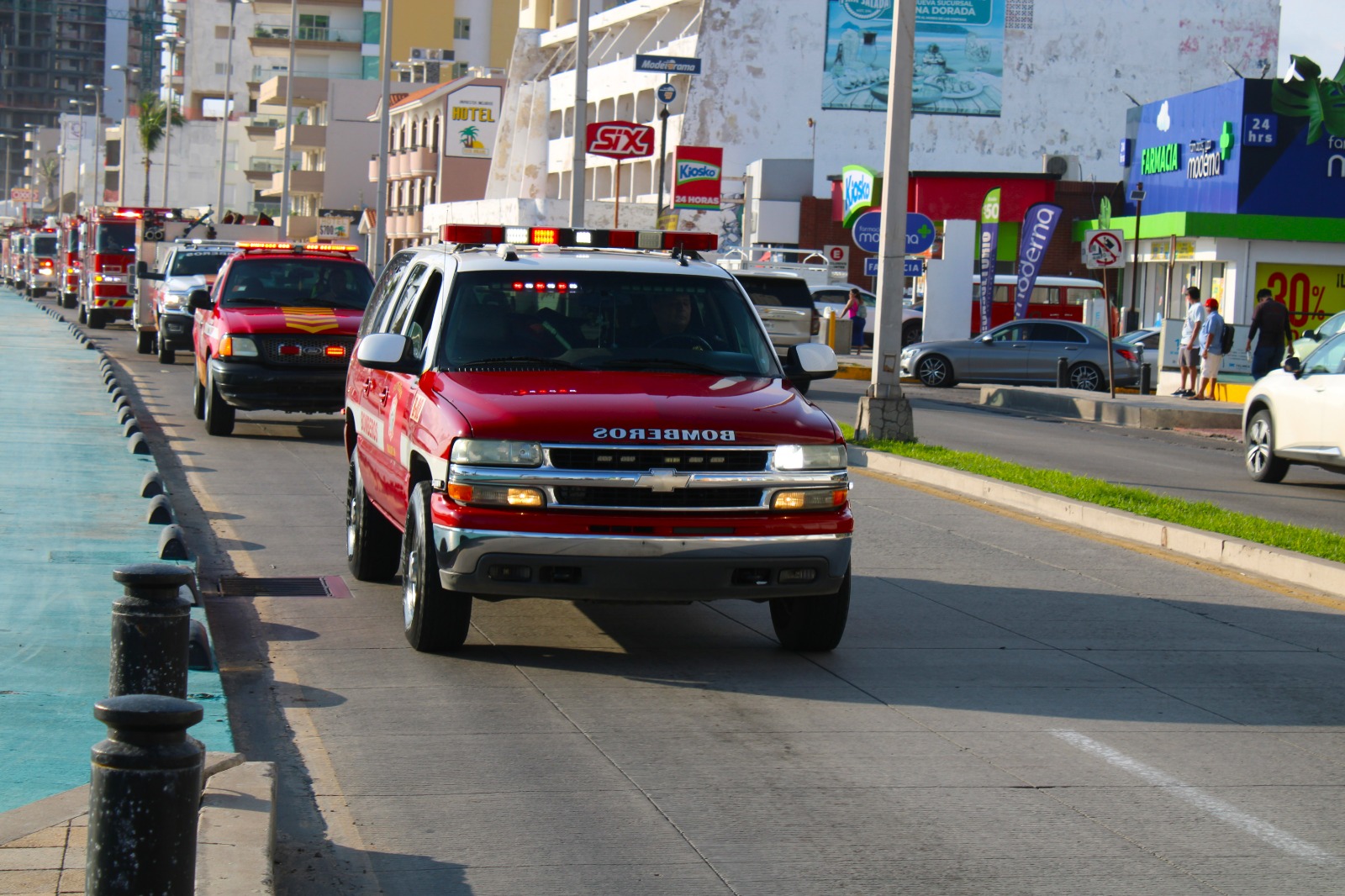 Caravana por el Día Nacional del Bombero en Mazatlán