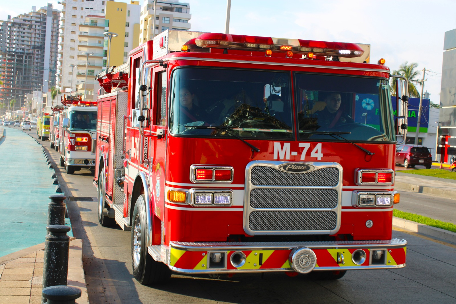 Caravana por el Día Nacional del Bombero en Mazatlán