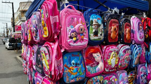 Aumentan ventas de artículos escolares en último día de vacaciones en Mazatlán