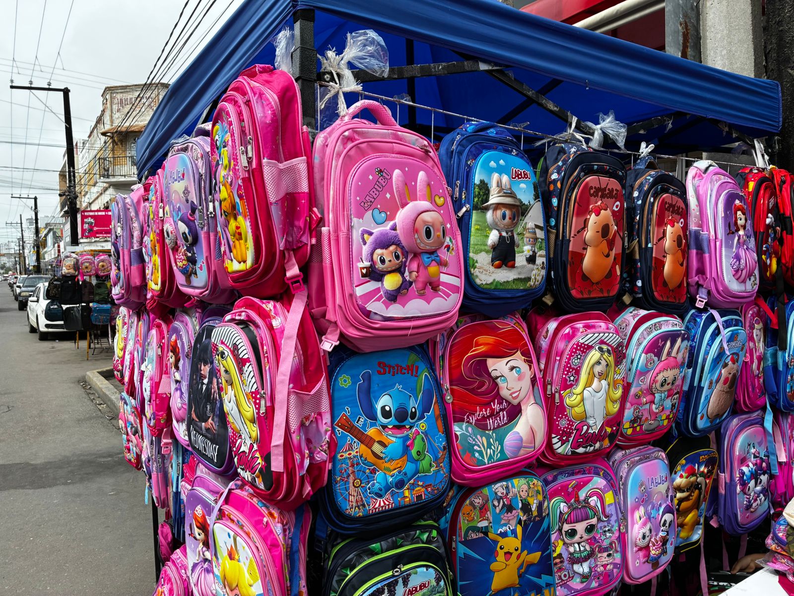 Padres de familia en Mazatlán buscan ofertas previo al regreso a clases