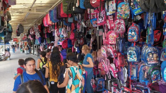 Dejan madres de familia para última hora compras y canjes escolares en Los Mochis