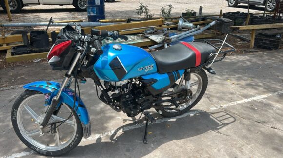 Motociclista se hace perseguir por elementos de Tránsito de Ahome; la unidad tenía una placa con reporte de robo