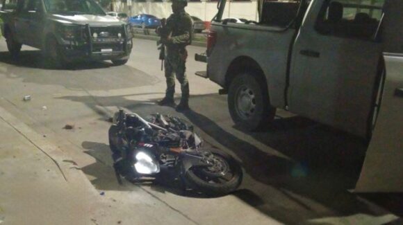 Fuerzas castrenses recuperan motocicleta con reporte de robo en Mazatlán