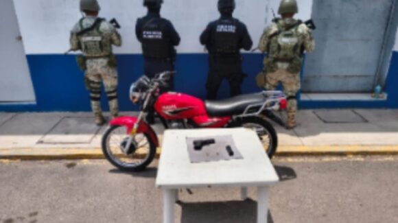 Aseguran moto robada y arma en “La 20”, en Villa Juárez, Navolato