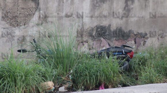 Motociclista pierde la vida y mujer resulta lesionada tras caer en canal en Mazatlán