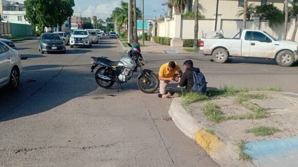 Motociclista es arrollado por una vagoneta en el sector centro de la ciudad de Los Mochis