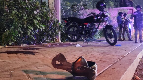 Motociclista derrapa en su moto y choca contra un poste de concreto frente al Aeropuerto de Culiacán