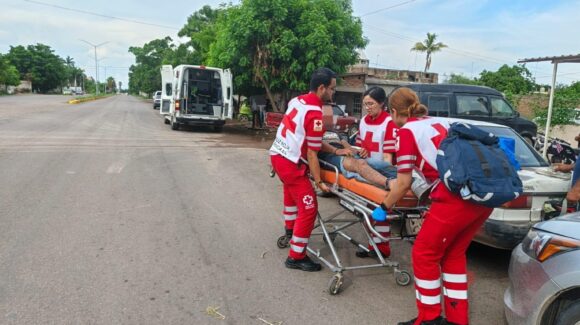 Motociclista resulta lesionado al ser impactado por un vehículo en Guasave