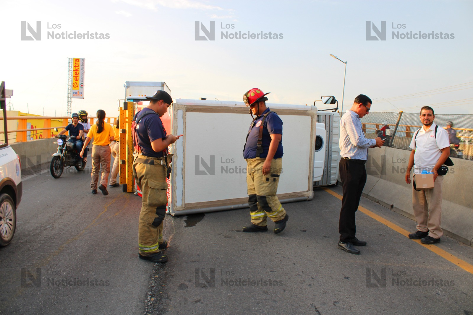 Un motociclista se impactó en contra de una camioneta volcada en Mazatlán