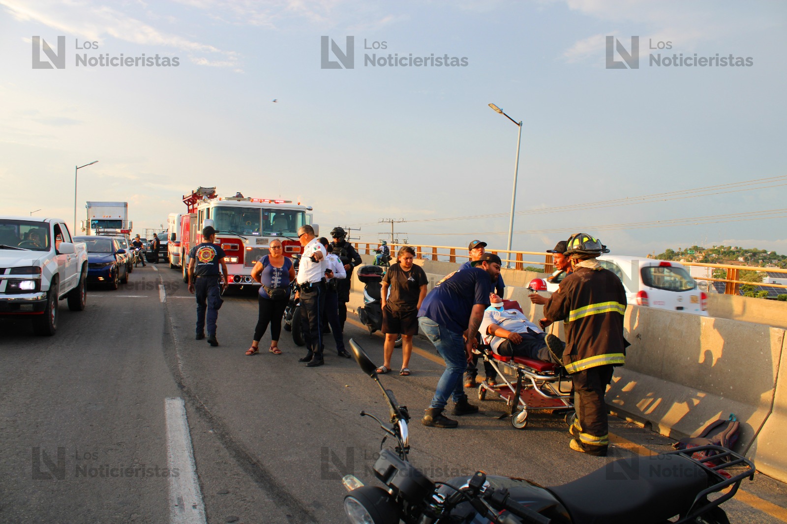 Un motociclista se impactó en contra de una camioneta volcada en Mazatlán