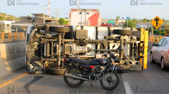 Motociclista resulta herido tras impactarse contra camioneta volcada en Mazatlán