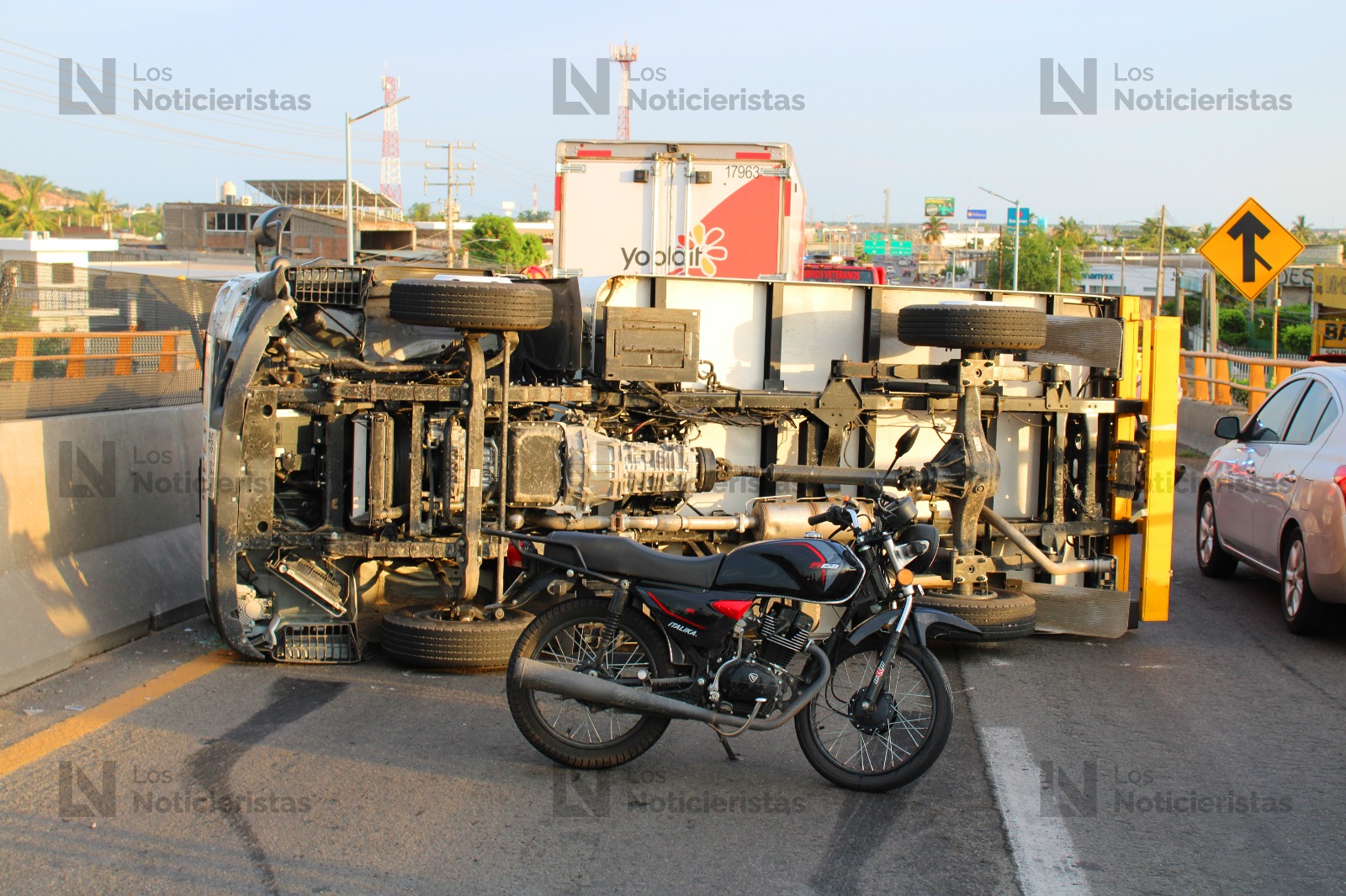 Un motociclista se impactó en contra de una camioneta volcada en Mazatlán