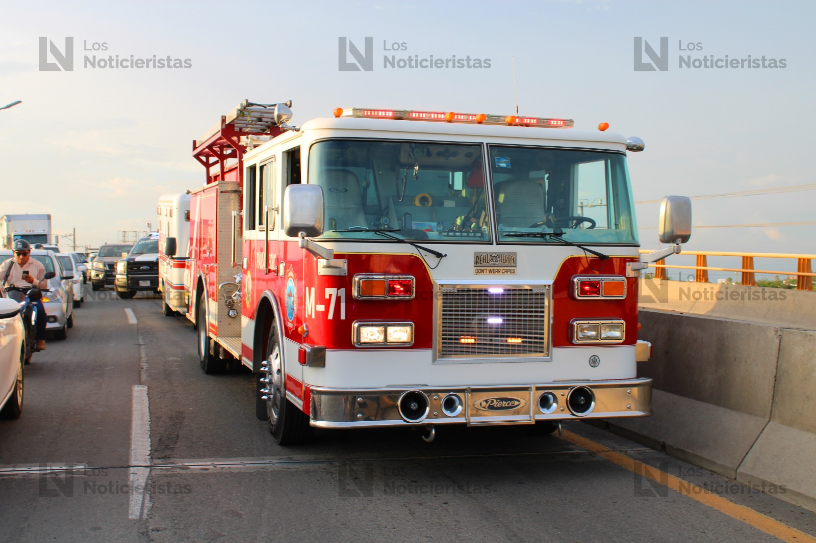 Un motociclista se impactó en contra de una camioneta volcada en Mazatlán