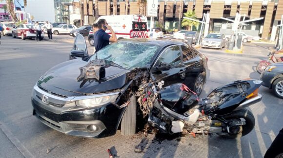 Muere motociclista que sufrió accidente a las afueras de una plaza comercial en Los Mochis