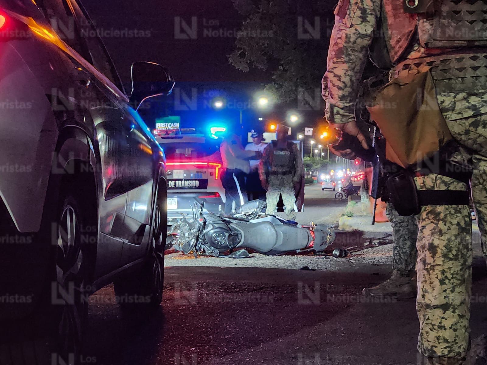 Policías resguardan el lugar donde murió un motociclista tras impactarse contra camioneta, en Culiacán