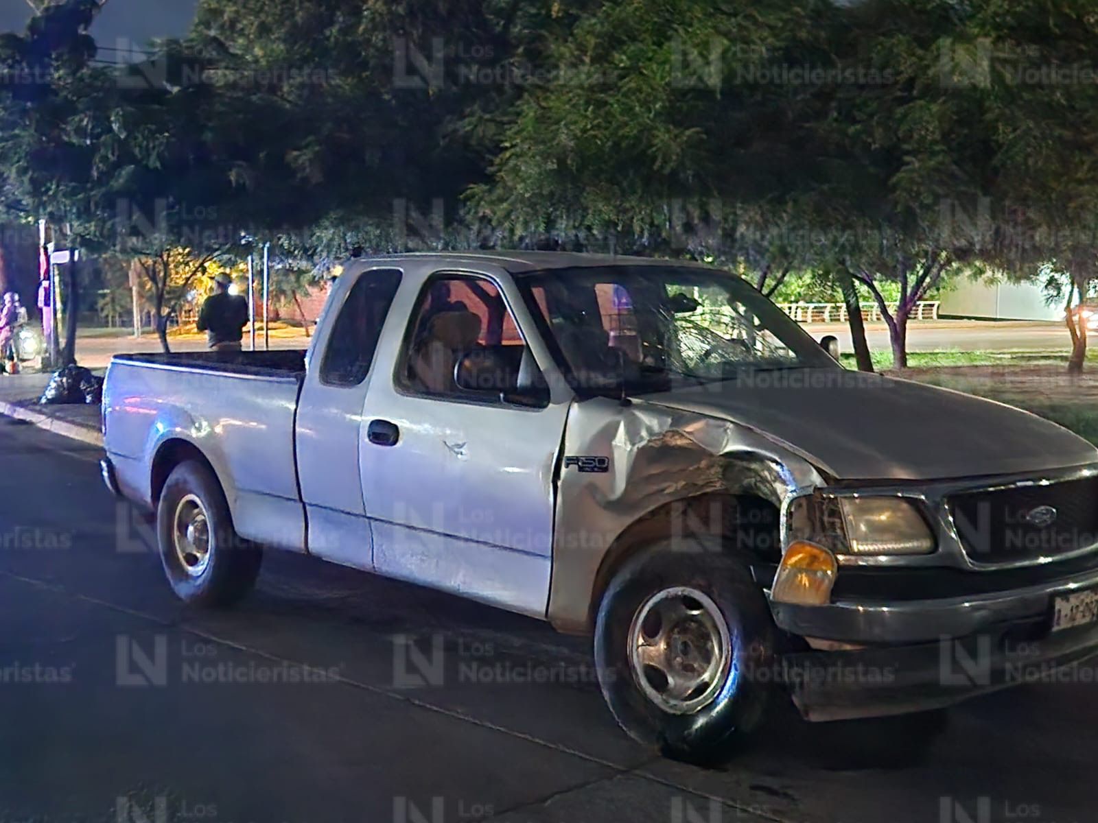 Policías resguardan el lugar donde murió un motociclista tras impactarse contra camioneta, en Culiacán