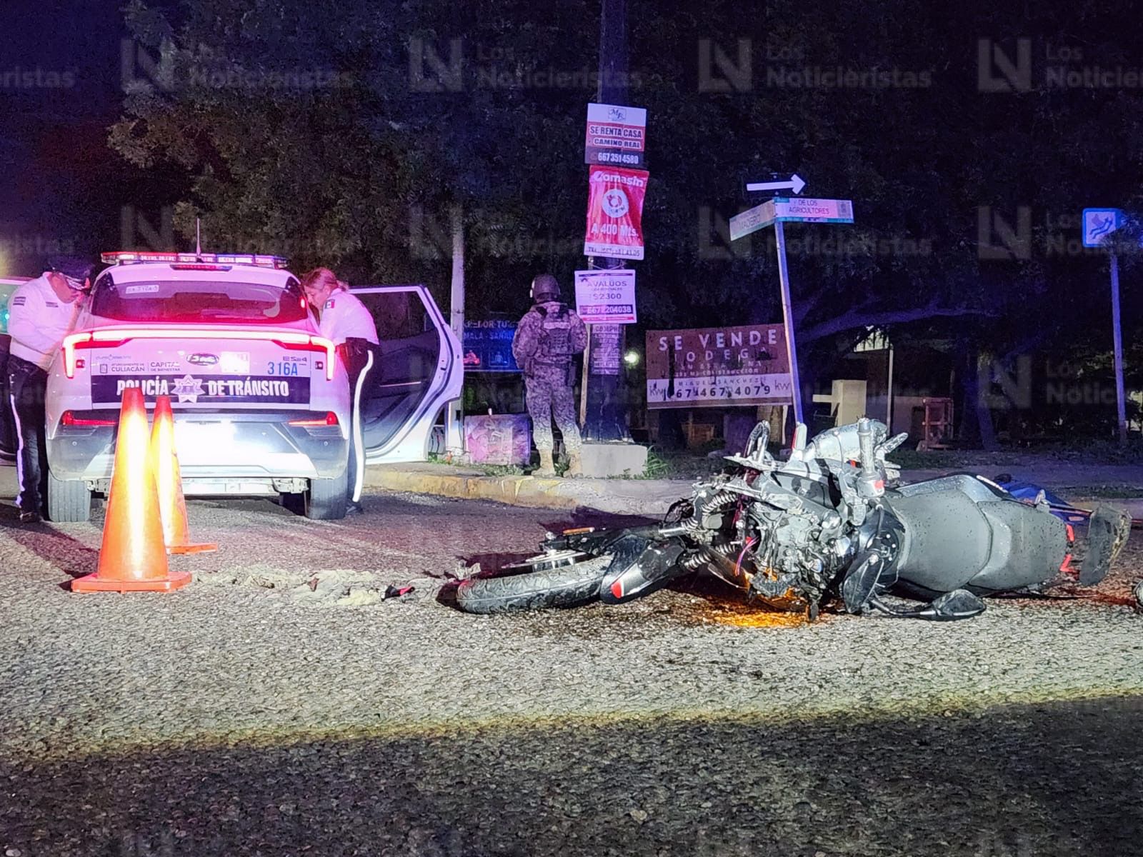 Policías resguardan el lugar donde murió un motociclista tras impactarse contra camioneta, en Culiacán