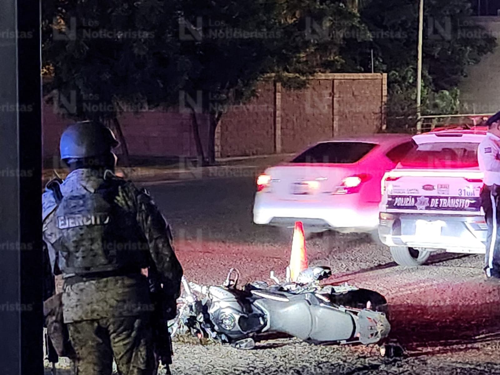Policías resguardan el lugar donde murió un motociclista tras impactarse contra camioneta, en Culiacán