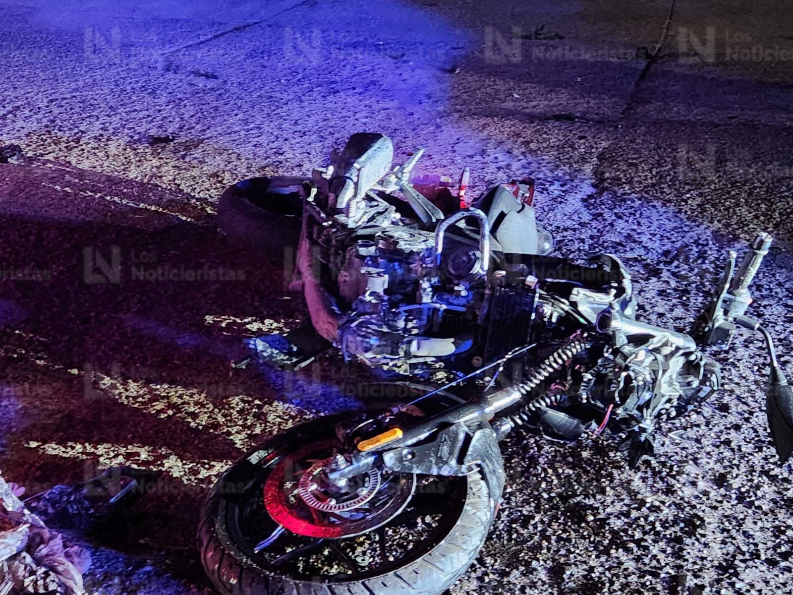 Policías resguardan el lugar donde murió un motociclista tras impactarse contra camioneta, en Culiacán