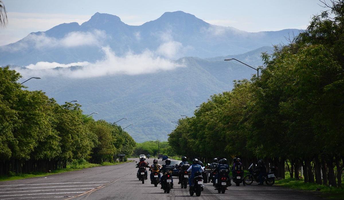 Motociclistas pasean por Choix, Sinaloa