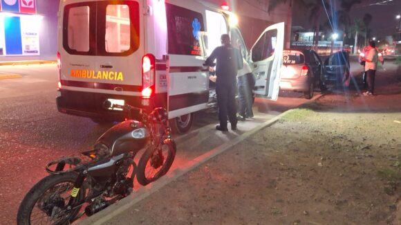 Dos accidentes en diferentes puntos de la ciudad de Los Mochis dejan a motociclistas lesionados